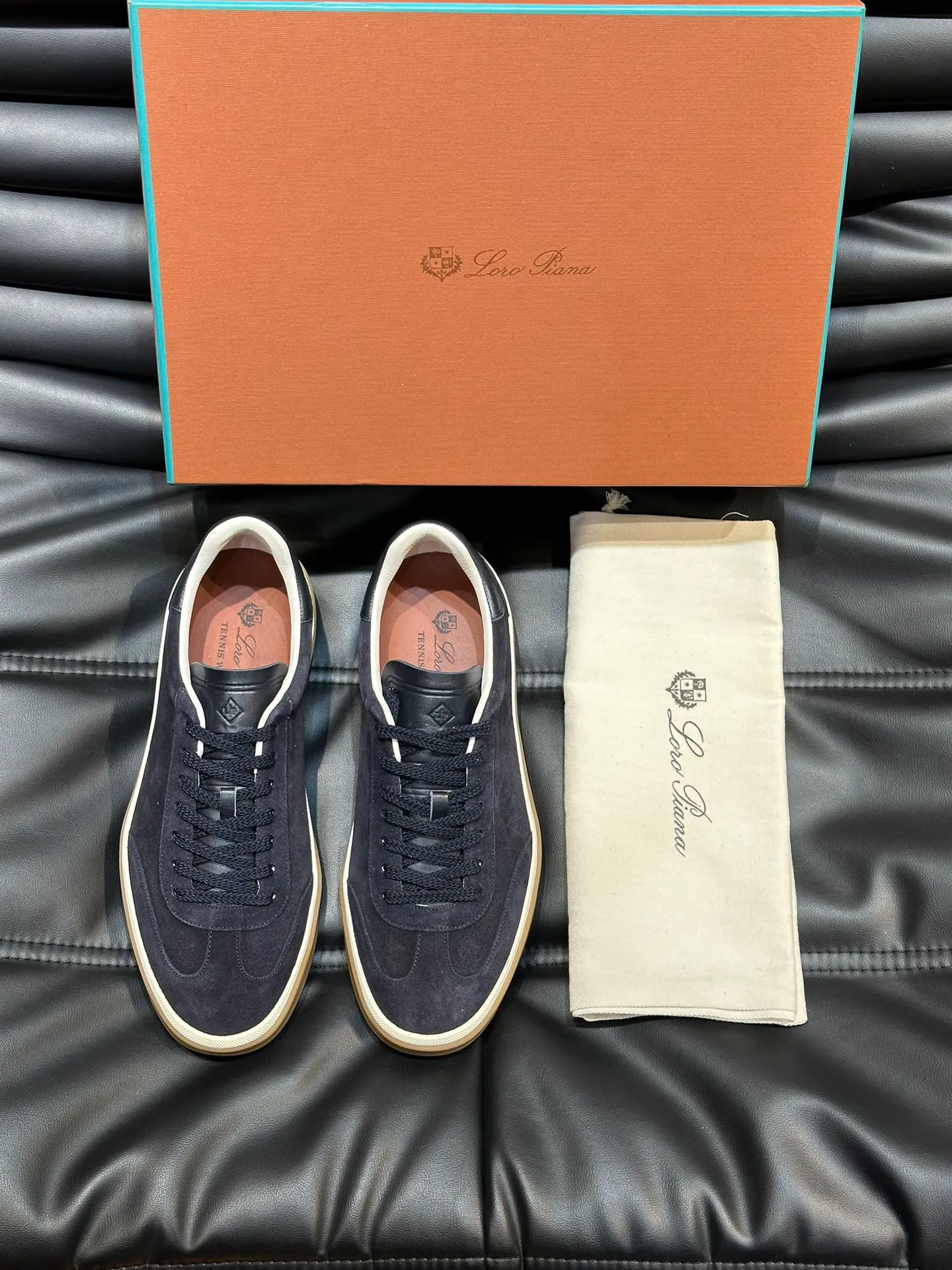 p420 Men's Shoes New 🆕Lp Old Money Style Men's Low-top Casual Tennis Shoes Loro Piana's high-end series has launched sports shoe styles made of soft cowhide. The breathable properties and flexible texture of natural materials make the sneakers both functional and comfortable. The high-quality metal-free tanning and tumble process highlights the natural texture of the leather, while the camel-colored sole and white rubber trim create a double-layer sole effect, making it an everyday shoe that can easily create a lazy and casual style! Size: 39-44 (45, 46 customized